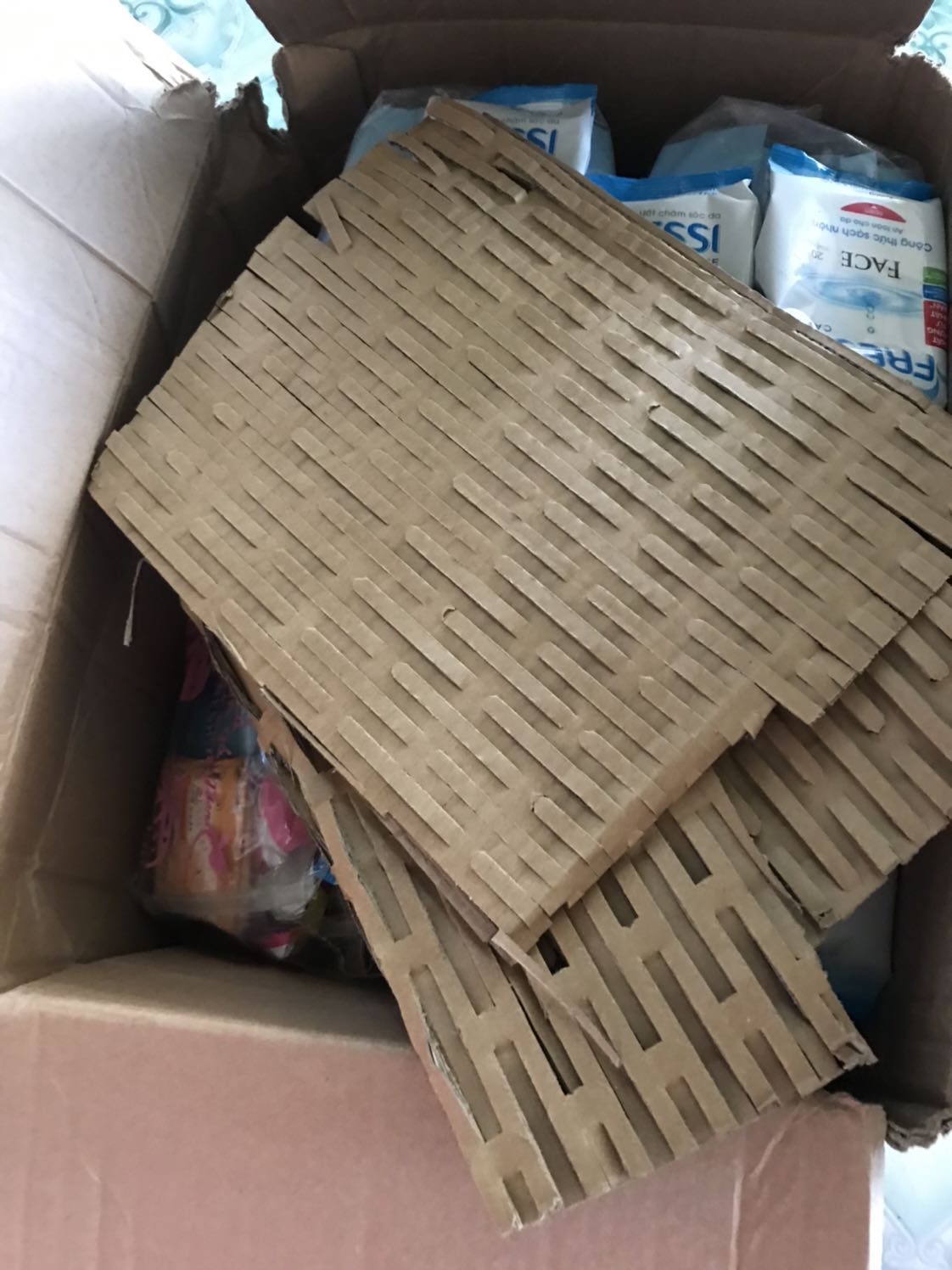 Lần nào mua hàng bobby ở tiki đều được tặng quà. Lần này mua khăn ướt săn được giá  rẻ còn được tặng khăn ướt, tặng thêm bộ quà tặng diana nữa chứ. Hói hàng thì cẩn thận đóng thùng còn lót giấy. Sản phẩm chính hãng. 12 bị khăn ướt + 6 bị tặng kèm nặng mà freeship . Lần sau nhất định sẽ ủng hộ shop