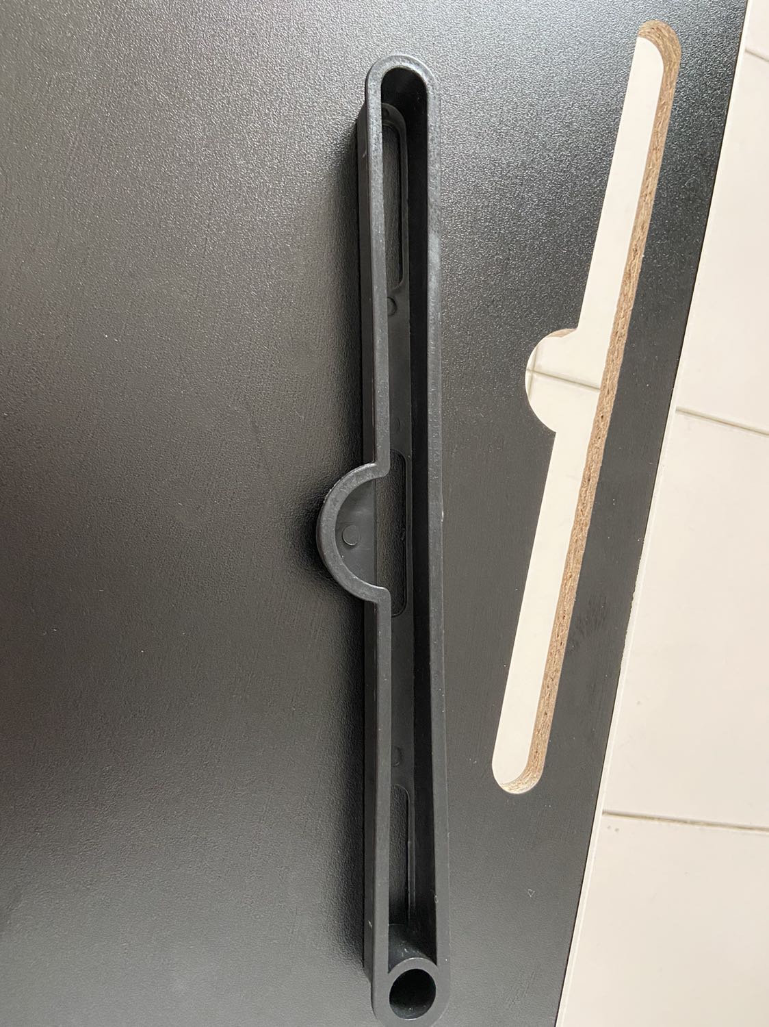 Chân bàn bị vênh, lỏng lẻo nên dễ bị gập vào trong làm bàn bị sập xuống. Chỗ kê ipad làm cho có chứ ko phù hợp, không giống như hình quảng cáo. Buộc phải làm thêm chốt để cố định chân bàn khi bung ra sử dụng. Quá buồn không giống như quảng cáo.