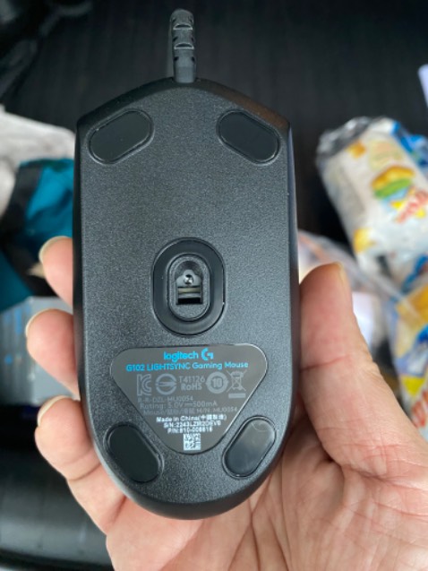 Chuôt chính hãng gì mà nhìn như chuột Fake. Chẳng có tem mác gì.  Nút bấm thì ko được thật như chuột chính hãng. Coi như mất 380k