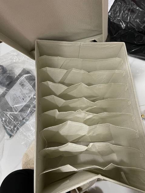 Hàng giao nhanh, đầy đủ. Hộp đựng bằng bìa nên có mùi bìa thôi chứ không quá hôi, hộp khá chắc chắn. Sản phẩm lần trước mình mua mã khác thì ko có nắp, mã lần này có nắp màng nilon chống bụi luôn - nhìn cũng đẹp

có điều vải mà có thể giặt đươc thì cho điểm 10, vải này chỉ có thể lấy khăn lau sơ sơ thôi ạ!