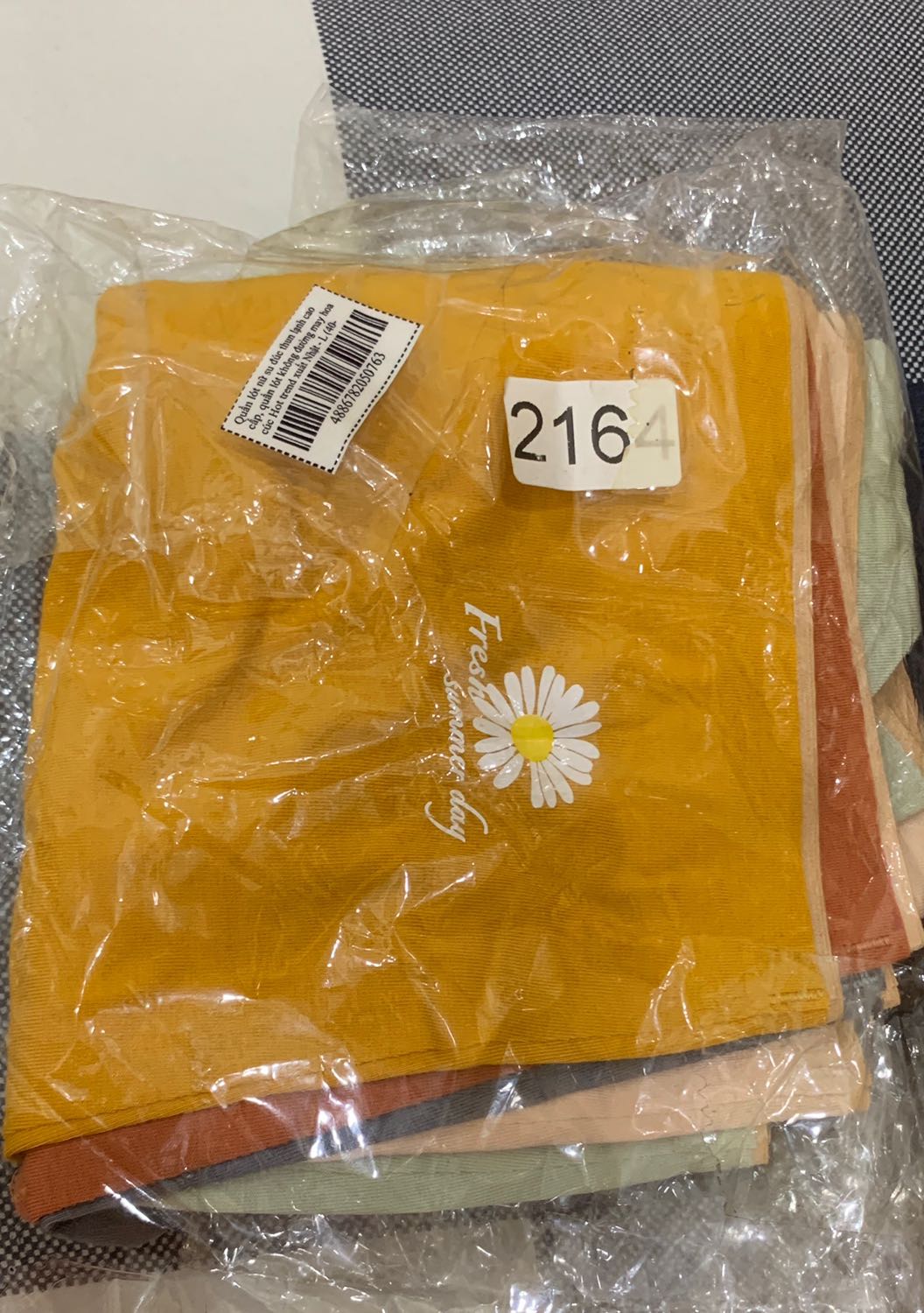 Giá ko rẻ mà vải sieu cứng. Mặc rất chật, ko co gianz. Nhờ shop đổi thì ko cho đổi, kêu hết size to. H mua về k mặc đc ko biết làm gì. Tiếc phí ship tikinow.