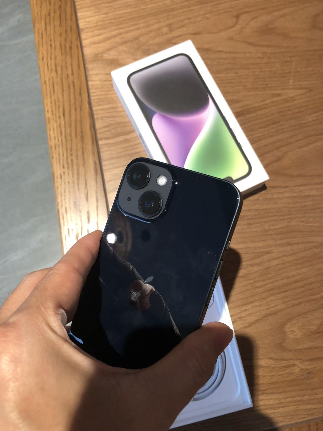 Sản phẩm chuẩn hàng auth.
Dùng mượt mà và mình thích là pin dùng được khá lâu: mình dùng bình thường cũng hơi nhiều task vụ như video *** hay xem YouTube, lướt net, ***, twitter.. mà pin cũng được hơn 1 ngày. Nói chung rất ổn! 
Về camera thì chụp ảnh tương đối đẹp ở mức khá tốt!
Màn hình kích thước vừa phải đủ to rõ cho công việc và giải trí.
Tóm lại không chê điểm nào! Đáng mua với tầm giá!