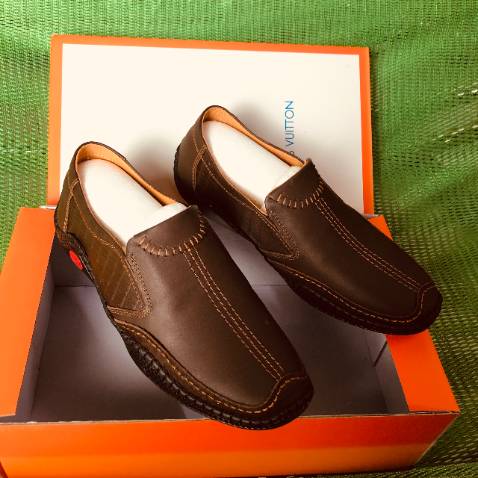 Nhận hàng cho xem xem hàng nên khá an tâm hàng rất đẹp sản phẩm da bò nên ae cứ an tâm mua thoiook cho shop 5 sao