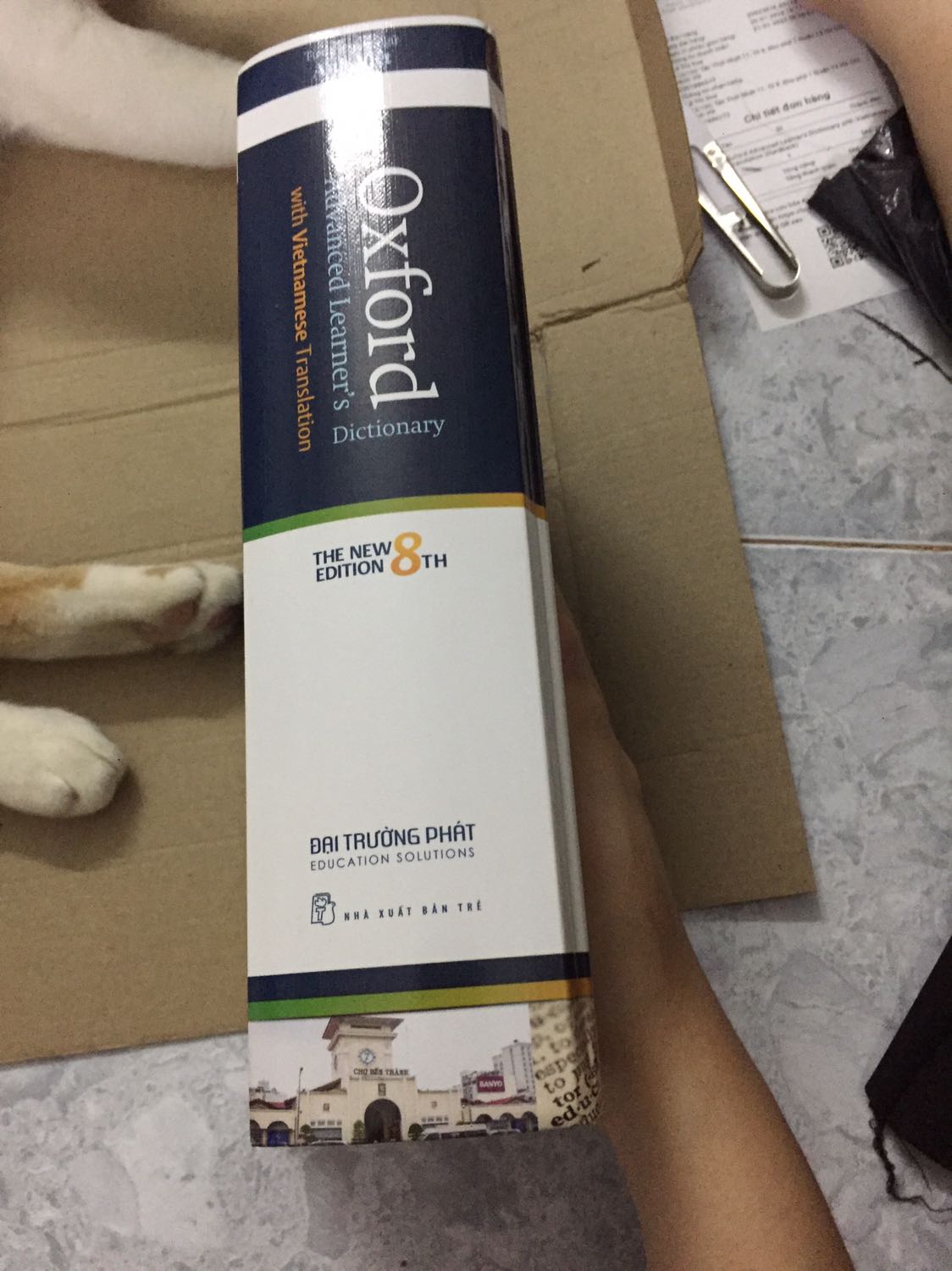 Từ điển xịn lắm luôn ạ. Nhìn trong hình thì tưởng nguyên cuốn dày 2-3cm thôi, ai dè ở ngoài chỉ tính riêng phần giấy là khoảng 4-5cm rồi. Giấy thì hơi mỏng nhưng xịn, mềm với mượt lắm ạ. Tiki bữa nay giao nhanh lắm, còn miễn phí giao hàng nữa, tối nay đặt chiều mai giao rồi