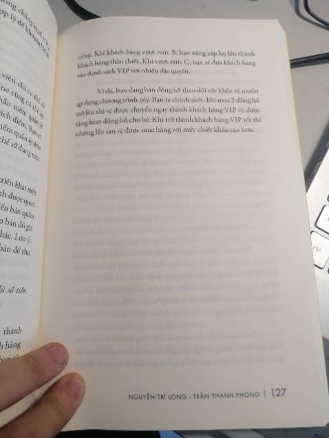 Mình mua rất nhiều sách từ Tiki. Chất lượng luôn từ 4/5 sao trở lên. Lần này đặt cuốn "Khởi nghiệp kinh doanh online" thì không hài lòng, xin phép đánh giá 2 sao vì:
- Sách giao tuy nhanh nhưng gáy sách bị  rách do bị kiện khác đè lên (có hình ảnh)
- Chất lượng nội dung không cao, đối với mình là một người quan tâm đến bán hàng online, đã lượm lặt thông tin trên nhiều bài viết ở các website khác nhau thì thấy nội dung đúng thực sự là hợp với những người hoàn toàn mới 100%, những "*** bỉm sữa rảnh rỗi muốn ko cảm thấy vô dụng" như tác giả nói.
- Nhân nói về tác giả thì thực sự mình mua cuốn này là vì có anh Trần Thanh Long (vai trò cố vấn) :((
- Nhiều lần tác bỏ trắng 4/5 phần trang sách, mặc dù nội dung liền mạch chứ không phải hết 1 chương??? (Hình ảnh phía dưới)
- Một điều khá khó chịu là cách trình bày của tác giả rất thưa chữ, các đoạn cách nhau rất xa mà ko có lý do cụ thể, cảm giác cố bôi chữ để sách dày và to hơn :(( Trong quá trình viết tác giả có sử dụng nhiều hình ảnh minh họa thực tế rất hay, tuy nhiên cũng rất rất nhiều hình ảnh minh họa tốn 50- 100% trang giấy mà ko để làm gì.
Đây là cuốn sách đầu tiên của tác giả mà mình đc tiếp cận, là nhận xét thực tâm, ko biết những cuốn khác ra sao. Tuy có nhiều điểm chưa hài lòng nhưng cuốn sách vẫn cung cấp nhiều thông tin bổ ích như địa điểm đổ sỉ, trang web hay, các công cụ hỗ trợ trong quá trình chọn sản phẩm đến quá trình bán sp. Các bạn ko có thời gian tìm tòi thì nên đọc để làm quen với các thuật ngữ nhé.