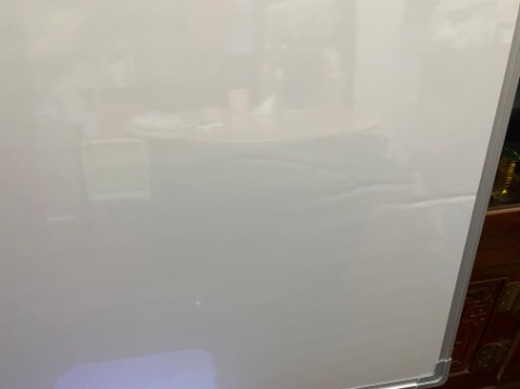 Bảng nhận bị lỗi sản phẩm: có đường hằn sâu trên bảng như ảnh mình chụp