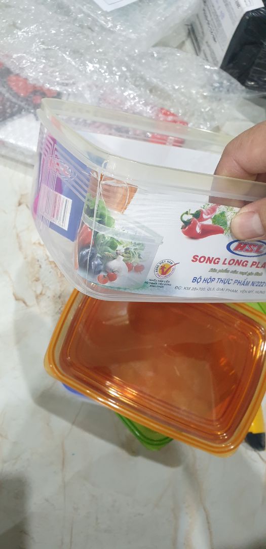 bọc hàng không cẩn thận làm vỡ mata 1 cái. cái chổi nhìn hơi bị lởm