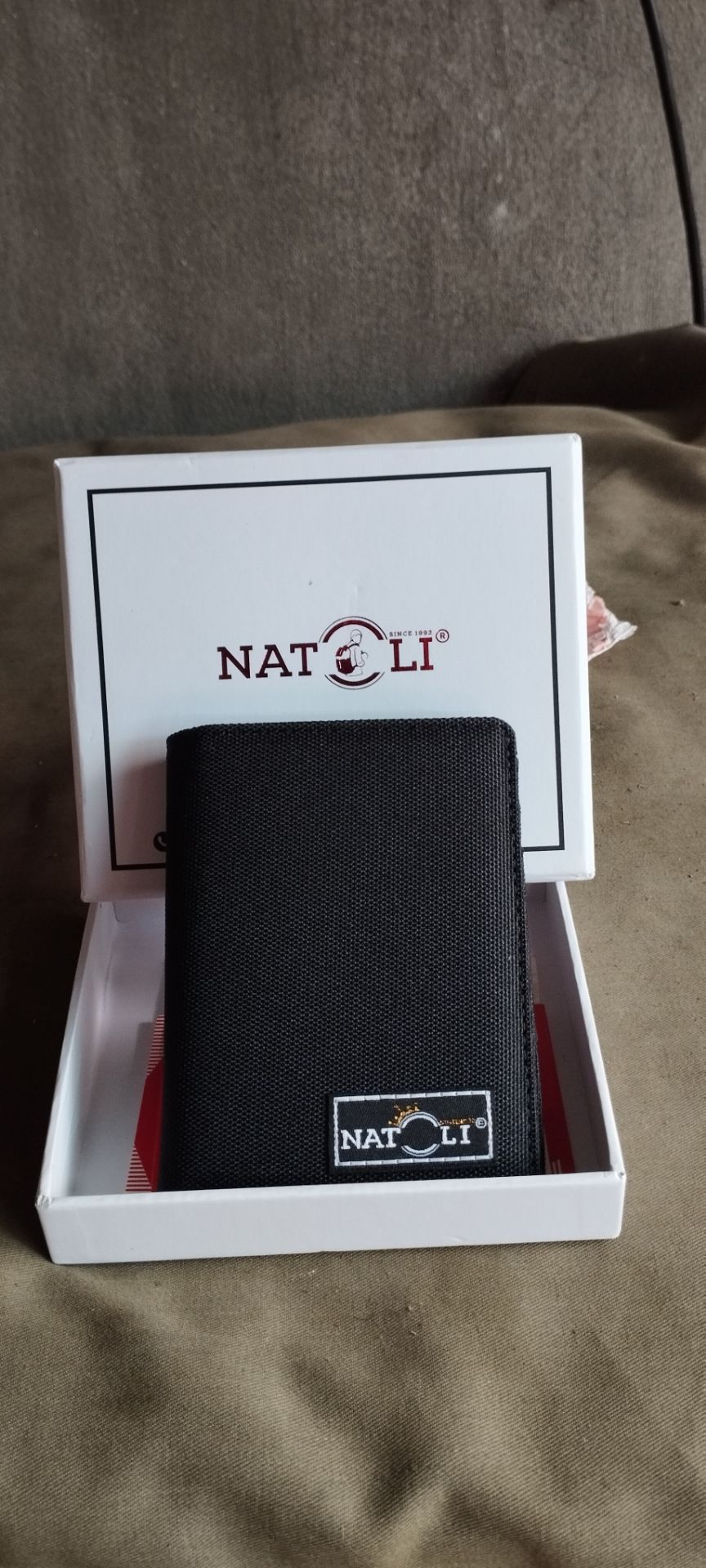 ví đẹp, đóng hộp đàng hoàng, đặc biệt có cả thẻ bảo hành nhưng không biết có bảo hành thật không