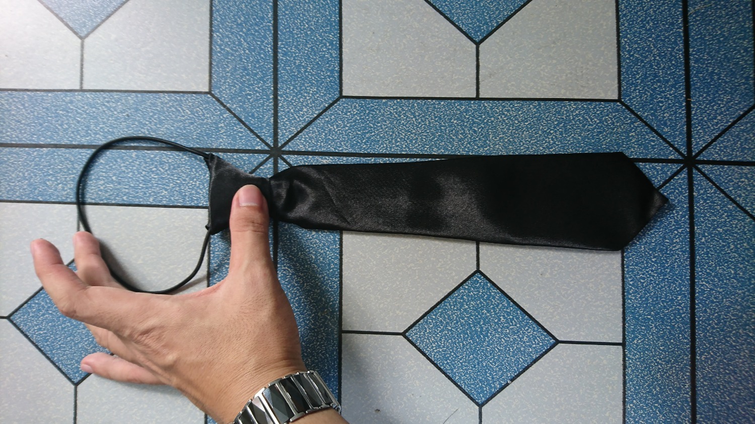 Sản phẩm này lúc đầu mình cứ nghĩ dây đeo là khóa kéo
Phéc-mơ-tuya, nhưng khi nhận thì ko phải, đây là loại dây thun  rất là nhỏ, khi đeo chồng qua đầu thì gần như không được vì độ giãn gần như không đủ để chồng qua, đeo vào thì siết khá chặt cổ, cảm giác rất khó chịu
Tiki cần hỗ trợ khung chat với chủ shop để khách hàng liên hệ chủ shop để tham khảo sản phẩm trước khi mua. Hoặc chủ shop nên để rõ thông tin về dây đeo để khách hàng hiểu rõ trước khi mua.