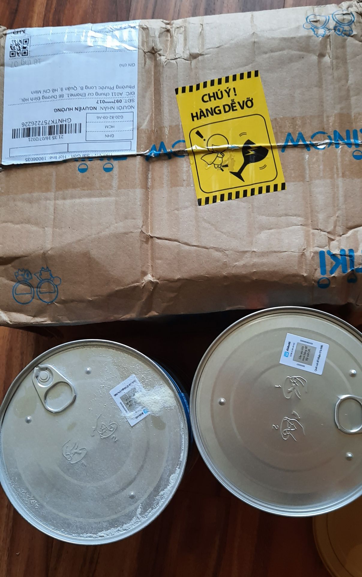 sản phẩm sữa, ở ngoài đề hàng dễ vỡ nhưng đóng gói chỉ với 1 thùng giấy mỏng. Đặt 2 hộp, anh nhân viên gh đồng ý cho xem hàng nhưng mình chỉ mở xem bên ngoài 1 hộp. Về nhà mở ra coi kỹ thấy 1 hộp bị móp -đã bung 1 phần nắp thiếc. Đề nghị lần sau đóng gói kỹ những sp như thế này!