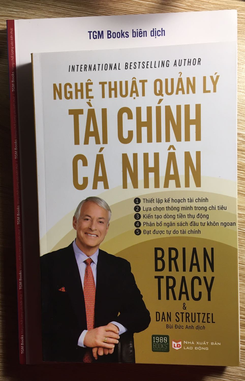 Cuốn sách hữu ích cho ai chưa biết quản lý tiền và cách phân bổ tiền như nào cho hợp lý. 

Quan trọng nhất vẫn là nội dung cuốn sách có giúp tôi thay đổi về mặt tư duy, học hỏi các kinh nghiệm quý báu của tác giả. Cảm ơn tiki; cảm ơn người dịch, nhà sx đã in thành sách để tôi được học hỏi và tất cả các ace thích đọc sách và tìm tòi được học tập, phát triển nhiều hơn.

Nói dài thành nói dai nói dại. Tóm lại là cuốn sách luôn có ích cho người cần nó. Yêu tất cả!!! ??