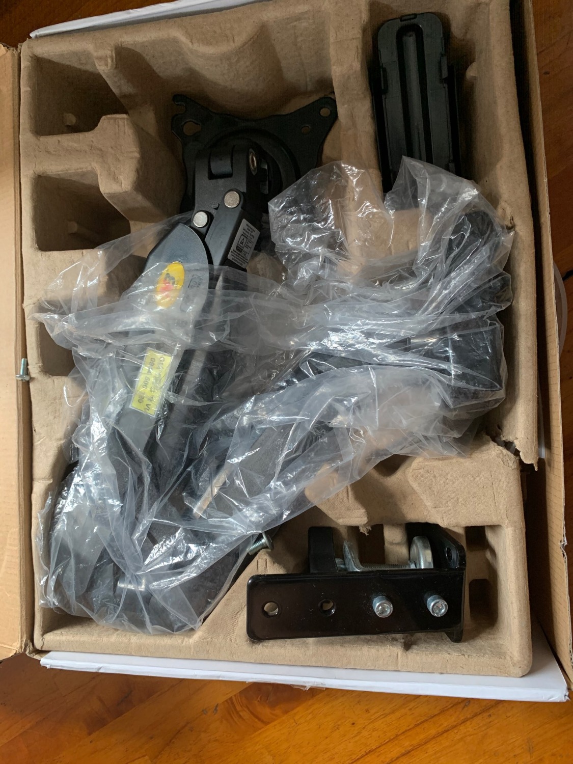 Mình mua 2 sản phẩm của Giá Treo TV Phương Nam, không biết bên tiki kiểm duyệt kiểu gì mà giao sản phẩm đã qua sử dụng và thiếu linh kiện. trường hợp của mình là thiếu miếng đệm cao su .  tiki nên xem lại cách làm việc của mình, càn ngày càn thất vọng....