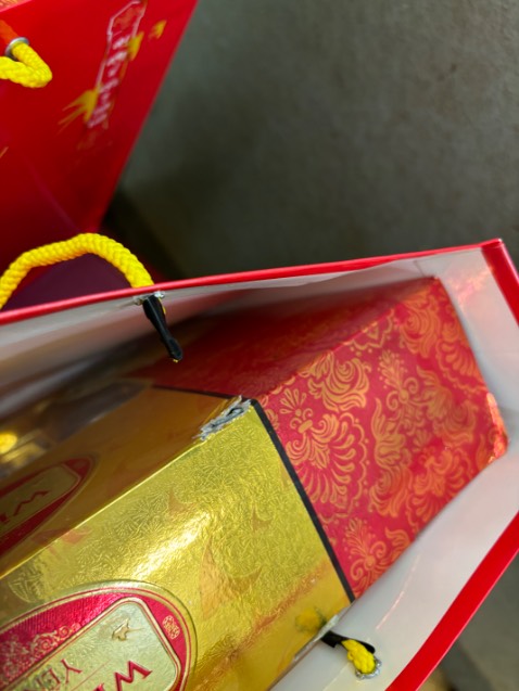 hàng đóng sản phẩm bị chuột và xước . quá ẩu và thất vọng làm ăn chột giật. bình thường bỏ hộp riêng túi riêng , lần này nhận hàng bỏ sẵn hộp trong túi che hộp rách túi rách . xách đi tặng kiểu gì . tôi muốn trả hàng chứ không muốn nhận sản phẩm vứt đi thế này