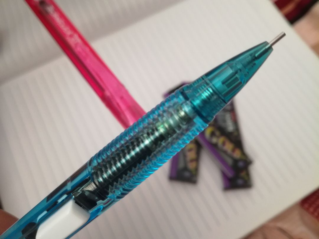 đẹp tuyệt, cầm chắc tay, ghi kèm với nòng xịn thì dù 0.5 cũng ghi rất đã, không thua gì 0.7. nhưng có lưu í là các bạn đừng mua kèm với nòng gold hay nòng gì dài hơn 65mm. khoảng bên trong bút thì đựng nhiều nòng thật, nhưng chỉ vừa đủ cho nòng ở độ dài đó, còn không sẽ vướng tẩy. để bên trong bị ướt hay dốc không thẳng thì nòng rất khó có thể lọt xuống. cơ chế bấm ở thân nó bất tiện vậy, còn khi dùng thì rất đã đẹp tuyệt, cầm chắc tay, ghi kèm với nòng xịn thì dù 0.5 cũng ghi rất đã, không thua gì 0.7. nhưng có lưu í là các bạn đừng mua kèm với nòng gold hay nòng gì dài hơn 65mm. khoảng bên trong bút thì đựng nhiều nòng thật, nhưng chỉ vừa đủ cho nòng ở độ dài đó, còn không sẽ vướng tẩy. để bên trong bị ướt hay dốc không thẳng thì nòng rất khó có thể lọt xuống. cơ chế bấm ở thân nó bất tiện vậy, còn khi dùng thì rất đã