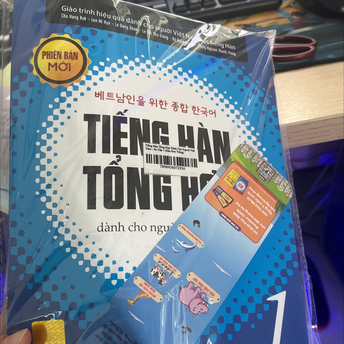 Sách bên mcbook đc bọc cẩn thận và đc tặng kèm bookmark siêu dễ thương, mình đã xem qua nhiều đánh giá khác và thấy phản hồi tích cực nên đã quyết định mua và không uổng tiền đâu nha Sách bên mcbook đc bọc cẩn thận và đc tặng kèm bookmark siêu dễ thương, mình đã xem qua nhiều đánh giá khác và thấy phản hồi tích cực nên đã quyết định mua và không uổng tiền đâu nha