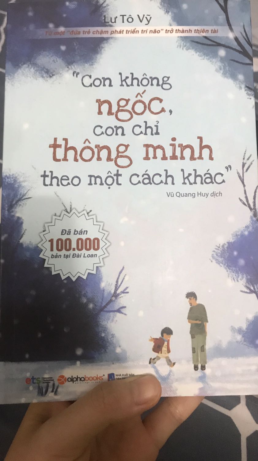 Bìa ngoài sách rất dơ như sách trưng bày í.