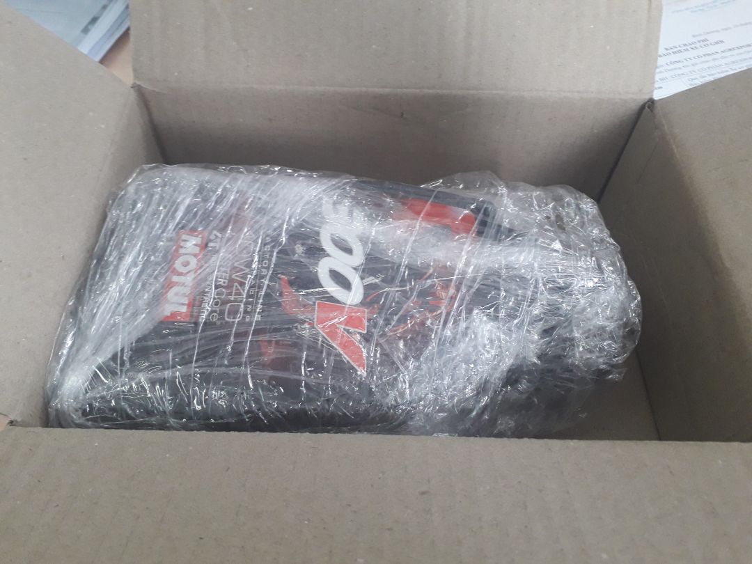 Bên ngoài dán HÀNG DỄ VỠ, bên trong quấn nilong chứ không có túi xốp.. cũng nhờ tiki giao nhận cẩn thận nguyên vẹn chứ không là nhễu nhão rồi.