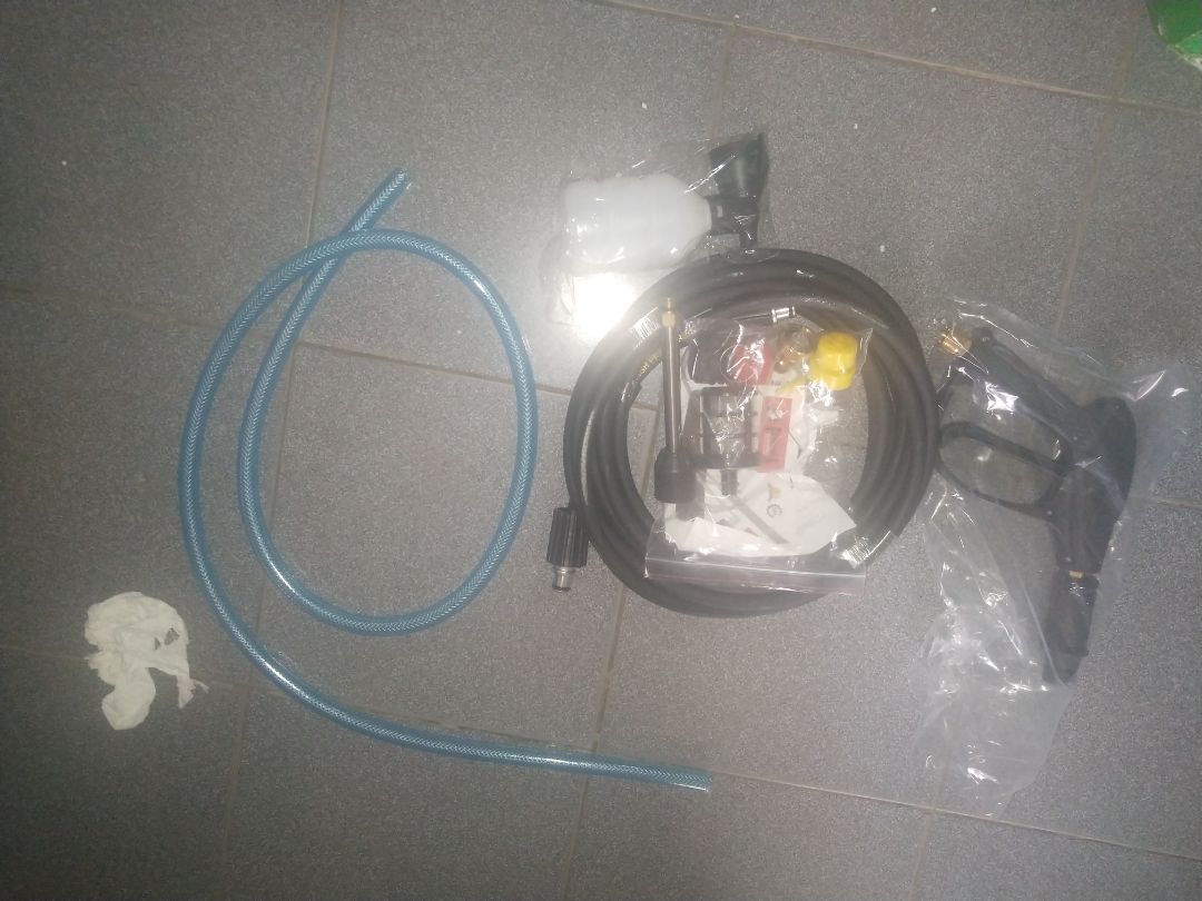 Tem dán bị bong gần rụng ra .dưới bụng máy có dầu nhớt sờ ướt tay chắc k phải dầu bảo quản .máy dùng mạnh.đủ phụ kiện như quảng cáo.  ok .bền thì chưa biết đc.