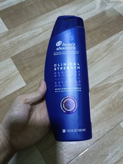 Giao hàng nhanh lắm ạ. Dầu gội thơm, giao đúng loại ạ, ngăn gàu khá tốt.