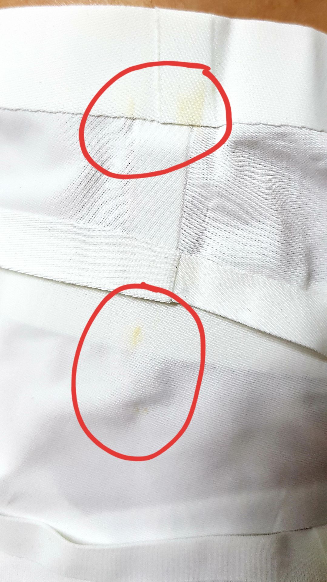 Hàng đóng gói đẹp. 4 quần màu và form đẹp. Nhưng cái màu trắng bị nhiều vết ố vàng không thể chấp nhận được. Đề nghị Tiki đổi cái khác cho tôi.