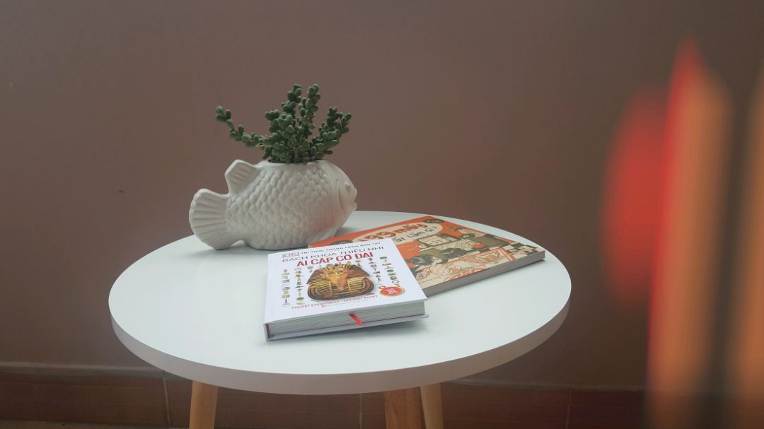 Bàn có chút bong nhỏ mặt viền tròn nhưng mình vẫn rất hài lòng với độc chắc chắn của bàn nhé. Các bạn lưu ý khi siết ốc ở vòng tròn nhỏ nên nhẹ tay hơn vòng tròn lớn vì độ mỏng của gỗ dễ lấn sang mặt trên. mình post rõ các góp ráp để các bạn dễ hình dung khi tự gắn đối với các bạn nữ như mình. Bàn có chút bong nhỏ mặt viền tròn nhưng mình vẫn rất hài lòng với độc chắc chắn của bàn nhé. Các bạn lưu ý khi siết ốc ở vòng tròn nhỏ nên nhẹ tay hơn vòng tròn lớn vì độ mỏng của gỗ dễ lấn sang mặt trên. mình post rõ các góp ráp để các bạn dễ hình dung khi tự gắn đối với các bạn nữ như mình.