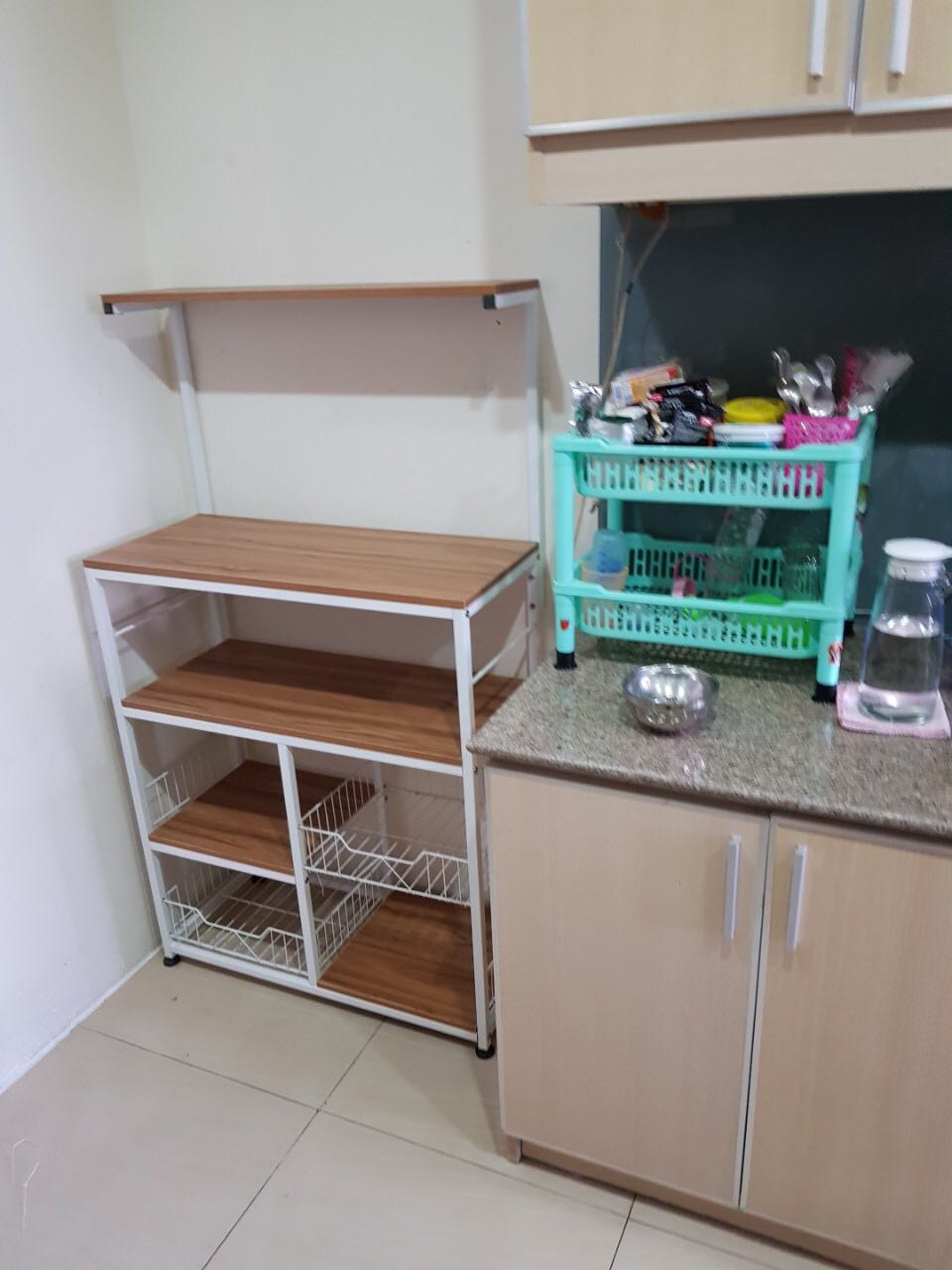 Đã nhận hàng giống như hình và mình mất 20p để lắp hoàn thiện sản phẩm, mình nữ chân tay lóng ngóng chứ mấy anh nam thì chắc 10p là xong cứ làm theo video hướng dẫn từng bước của shop là dc nhé. 
Thấy rất thích luôn, kệ cứng cáp, chân có 4 nút cao su tăng giảm được rất tiện. Mẫu này mình ưng ở chổ vừa có ngăn để máy móc các loại lại còn có ngăn rổ để úp chén hay rau củ khô nữa.

Cho shop 5 sao về chất lượng nha!