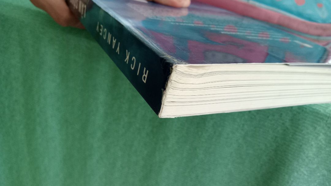 Tổng quan sách khá ổn, tuy nhiên không có gì để bao bọc nên bị méo ở phần đầu