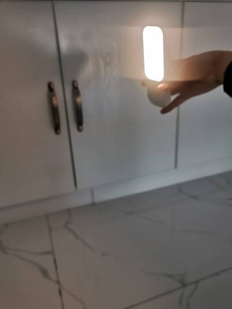 Sản phẩm như mô tả. Dễ sử dụng. Có nhiều chế độ sáng lắm nha. Tháo khỏi adapter và sử dụng cầm tay như đèn pin, rồi có đèn nháy dùng trong trường hợp khẩn cấp nữa. Quá ưng luôn, kiểu mua 1 đèn ngủ mà rất đa năng. Cảm biến góc rộng với cảm biến từ xa rất nhạy nữa. Dùng để decor hay lắp ở cầu thang cũng được luôn