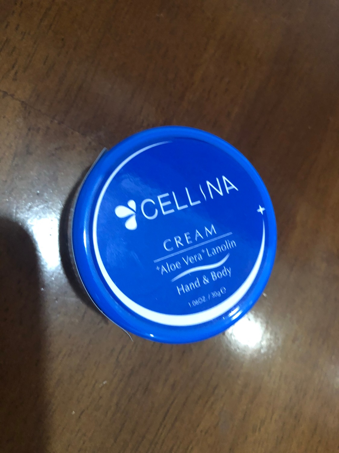 lần đầu mua kem này về dưỡng ẩm vì ngồi trong điều hòa nhiều nên da bị khô, chất kem màu trắng thơm lắm, thoa lên da thấy mềm hẳn mà lại không rít, thẩm thấu nhanh. Khá là ok luôn