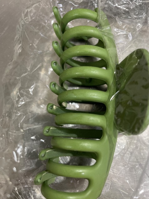 Kẹp chất lượng kém, nhựa bị chảy nên dính rít rít da tay người dùng