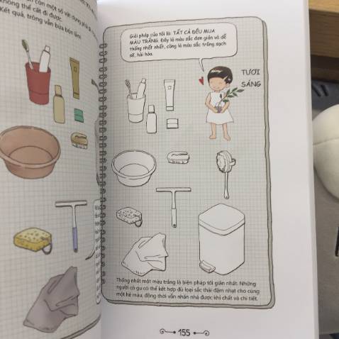 Từ nhỏ toàn phải ở chung phòng với chị, sắp xếp nhà cửa thì phải nghe theo bố mẹ. Bây giờ có phòng riêng tha hồ decor theo ý thích. Mình đã tậu hẳn em sách này về để học theo, hihi… và trên cả tuyệt vời luôn.

1.	Mình đặt Tiki now nên giao hàng siêu nhanh, gói hàng rất cẩn thận. (còn gặp bạn ship rất cute nữa).
2.	Chưa bh mình nhìn bìa để chọn sách, nhưng bìa em này đúng siêu phẩm, xinh cực, nhỏ gọn, màu xanh lá mát rượi, cầm trên tay mà sang hết cả người. 
3.	Sách in màu nên giấy cực xịn, ít chữ, nhiều hình mô tả, nên đọc không bị kiểu lý thuyết, thực hành thì cứ theo hình thui.
4.	Cuối cùng quan trọng nhất là nội dung: Đọc cuốn này mới thấy nhà mình là tổng thể của sự chắp vá, thường bày trí theo kiểu chỗ nào trống thì nhét đồ vào từ phỏng ngủ đến nhà tắm, trông bừa bộn và thảm họa dã man. Nhà thì rộng mà trông chẳng đâu vào đâu. Bây giờ có sách hướng dẫn về mình sẽ setup lại hết, nói có lý thì bố mẹ cũng phải nghe thui. Nói chung từ chất liệu, khoảng cách, hình khối đồ vật, cách bày trí để tiết kiệm không gian,… từ cái to đến cái nhỏ cứ liên quan đến thiết kế nhà thì ko thiếu một chi tiết nào, kể cả cái bóng đèn. Mình ko hiểu về kiến trúc lắm nên chỉ nói được vậy thôi. Các bạn nào mê kiến trúc chắc còn thích nữa. 

Mình join nhiều *** nói về decor nhưng nó như một biển thông tin vậy, cuốn này viết rất chi tiết, không thiếu một góc nào trong nhà, vừa khoa học lại vừa đáng yêu. Chỉ vì quá chim ưng nên mình muốn review 1 xíu, mình đi decor nhà tiếp đây. 

Nếu bạn có một căn phòng riêng bày trí theo ý của mình bạn sẽ chẳng muốn la ca bên ngoài đâu.