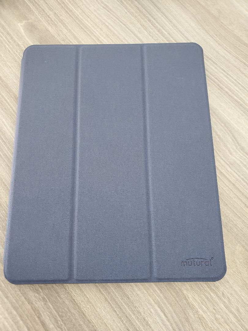 hoàn thiện tốt, chắc chắn và có khe gắn bút ngay vị trí sạc, rất hài lòng, cảm ơn shop đã ship nhanh hơn dự kiến