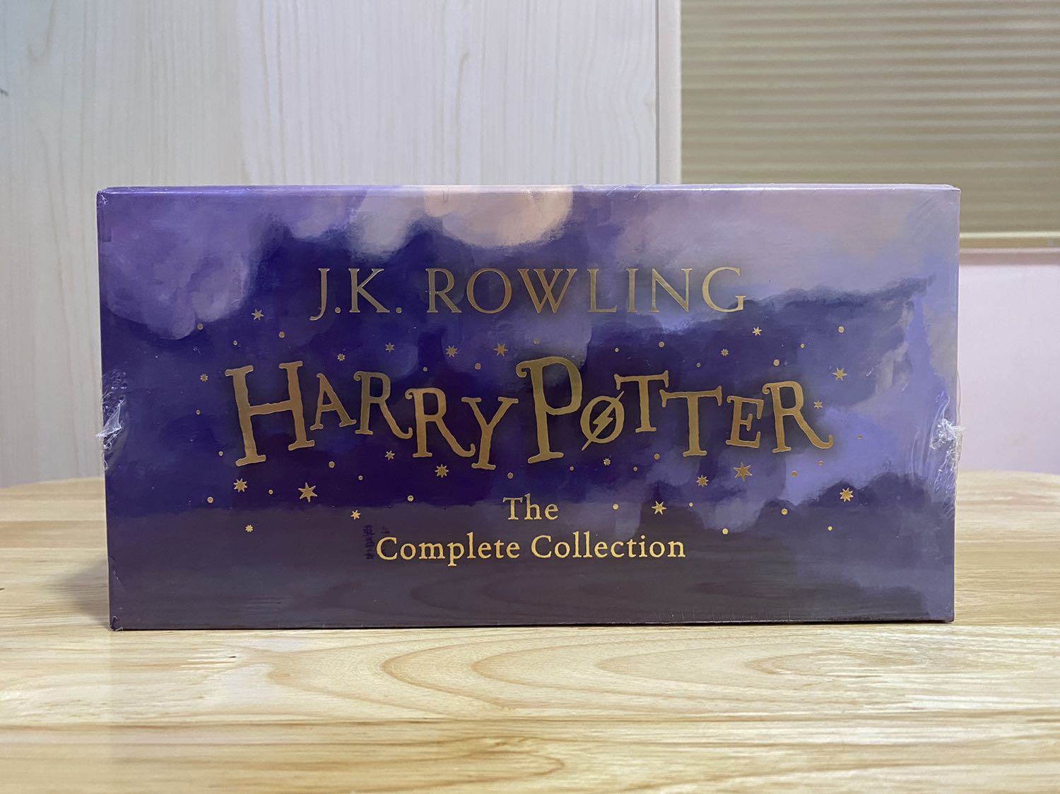 - Tuy đang mùa dịch nhưng Tiki ship nhanh thật sự, mình chọn TikiFAST nhưng cỡ nửa ngày là giao rồi, chắc vì Tiki cùng thành phố vận chuyển. Trong hộp ship không có miếng bong bóng chèn vô nhưng hên là giao tới còn nguyên vẹn, góc không bị bẹp hay móp méo gì hết, vẫn còn seal bọc, sách cũng không bị gãy giữa. Quá đẹp!
- Bản thân mình thấy thích edition này nhất tuy lúc đầu mình tính mua edition kỷ niệm 20 năm của Harry Potter. Series box đủ 7 cuốn kiểu này có nhiều loại nhưng mình bị mê bản này vì bìa trước và sau mỗi cuốn đều có hình ảnh đặc trưng xuyên suốt nội dung của cuốn đó. Thiết kế vẽ và màu sắc mình thấy cũng dễ nhìn và thu hút hơn. 
- Ai mê Harry Potter thì chắc cũng không xa lạ gì với nội dung truyện này nữa, mình hơi ngược đời tại coi phim rồi mới mua truyện về đọc. Càng về sau thì sách dày hơn và chữ cũng nhỏ hơn. Sách toàn chữ thôi, lâu lâu có thêm 1 số điểm nhấn để minh hoạ với có bản đồ của Hogwarts. Mùa dịch mà coi phim chán rồi thì có bộ này đọc cũng đỡ, nhất là đối với 1 fan Harry Potter như mình ?