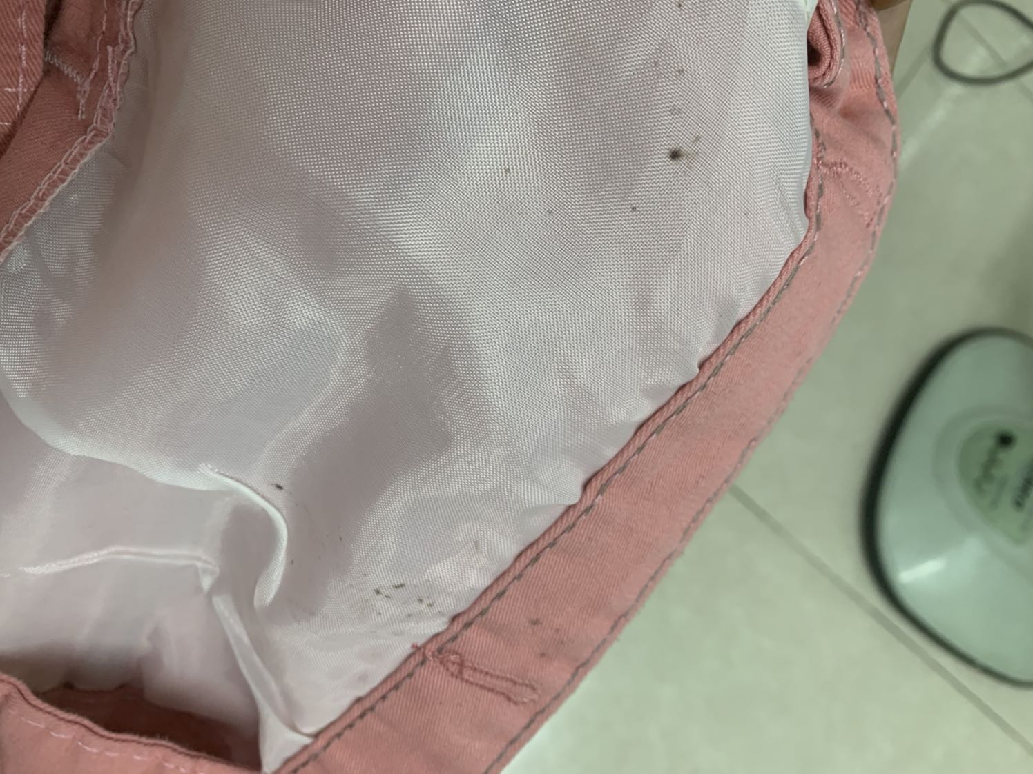 Giao mà dơ như vậy? Chỉ thừa thì ko nói mà bám bẩn. Đổi cho mình cái khác đi bạn ơi