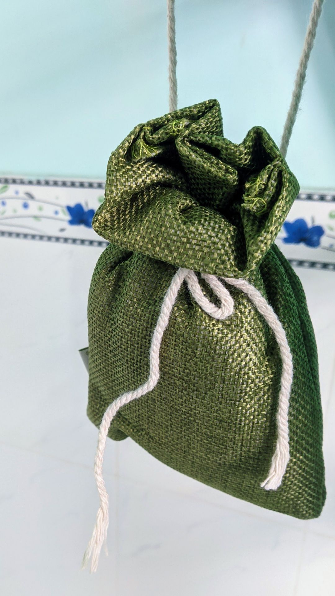 Định cho shop 1 ⭐ vì mùi thơm dịu quen thuộc làm mình nhớ quê quá chừng 😁 Nhưng thôi cho 5 ⭐ vì chất lượng! Mình hi vọng sau này sẽ có những thành phần dược liệu khác nữa để người dùng có thêm lựa chọn.