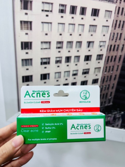 Hàng chính hãng, gói cẩn thận mà giao nhanh lắm. Trước giờ mình dùng cũng khá nhiều đồ của Acne rồi, từ giấy thấm dầu, gel rửa mặt gentle wash, giờ tới kem này,..đều rất ok nên hoàn toàn tin tưởng. Mình bôi kem được tầm đâu đó hơn 4 tiếng thì thấy mụn đỡ sưng khá nhiều, tầm 3 4 lần bôi gì đó thì mụn gom nhân lại hoàn toàn, dễ dàng lấy ra. Ai đang bị mụn thì nên mua nhé