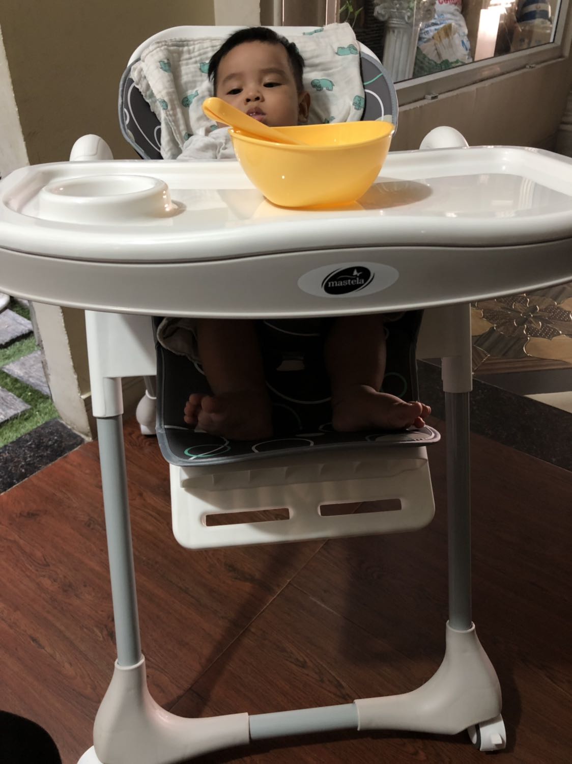 Thật ra mình có đi xem qua ghế mastela này ở các shop mẹ và bé, bibomart, shop trẻ thơ, v.v.v.v....  rồi nhưng nay đặt mua trên tiki. Hàng giao y hình, ghế rất chắc chắn, cứng cáp, có bánh xe cao su nên di chuyển rất nhẹ nhàng, nâng lên hạ xuống phù hợp vs các loại chiều cao của bàn ăn gia đình, giao hàng đúng mẫu, màu đẹp , mình mua đợt giảm giá còn 1tr365 của shop Gấu và bí ngô. Hàng đóng gói vận chuyển xa mà ko bị hỏng hóc, nứt bể vỡ, ko trục trặc gì cả . Không biết sau 1 thời gian sử dụng thì ghế sẽ thế nào?? Chỉ có điều mình thắc mắc là sp có bảo hành nhưng mua hàng trên tiki thì chế độ chính sách bảo hành ra sao????