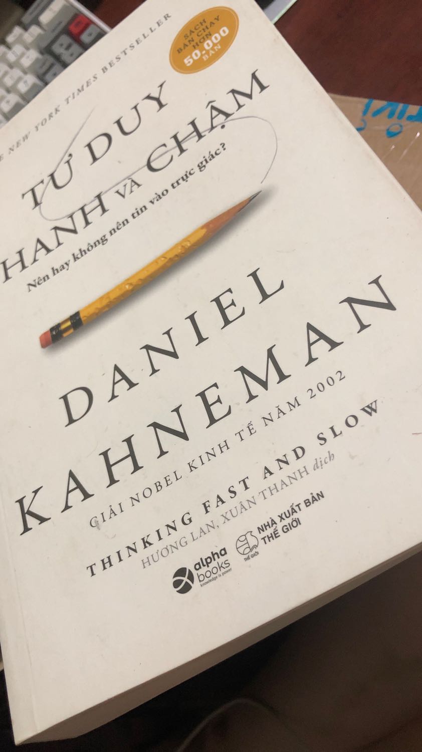 Nội dung hay nhưng khá khó nuốt về những hiện tượng tâm lý con người, kết luận chủ yếu từ thực nghiệm trên mẫu. Mấy tháng rồi vẫn chưa đọc xong quyển này