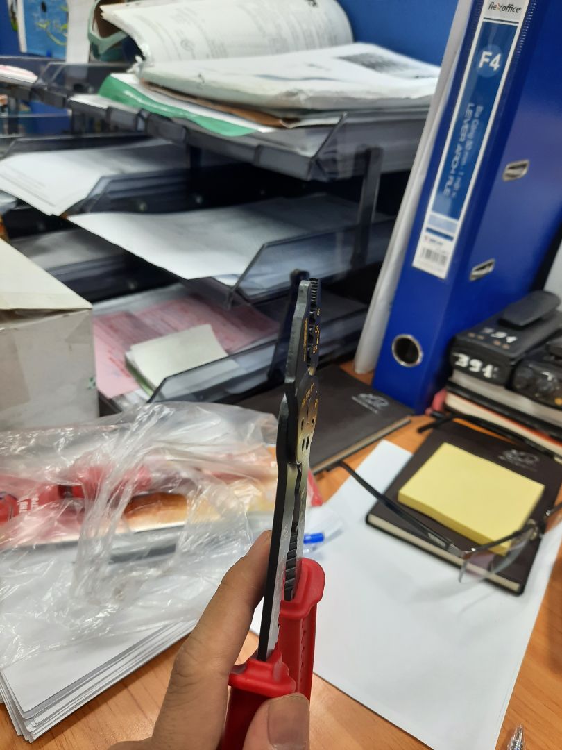 bề rộng kềm dày 3mm, hơi mỏng ko biết bấm cos dày có cong ko. kềm bóp chặt mà vẫn hở chỗ miệng bấm cos