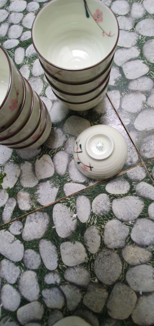 Gói kĩ, chén đẹp, có nhãn hiệu bát tràng, nét vẽ hoa văn bằng tay,( các bông hoa không đều). Bên trong lòng chén có vẽ hoa văn đơn giản,