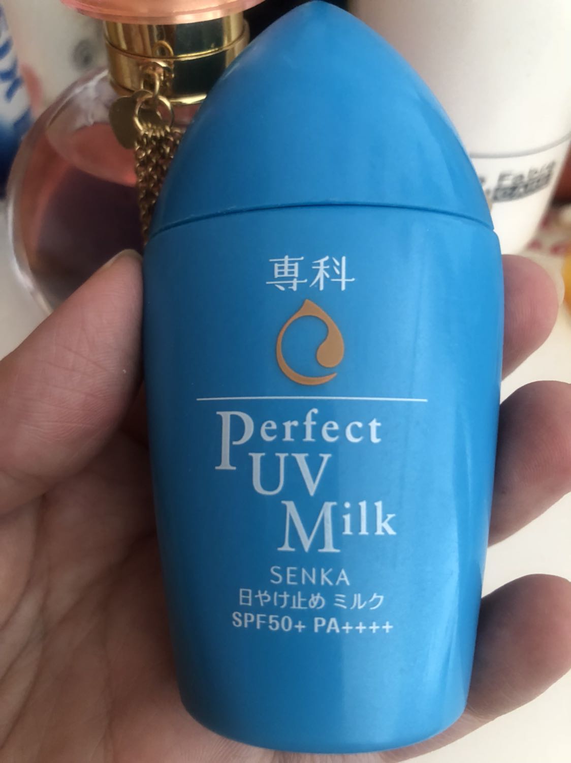 Kem chống nắng nhỏ xinh, apply lên mặt mịn, khô thoáng, kiềm dầu tốt, kháng nước tốt. Mình mua đợt 1/4 được tặng thêm 1 tuýp nữa, hời ghê. Biết vậy mua vài tuýp để dành xài. Hạn sử dụng 3 năm lận. Date mới tháng 3/2022. Bạn nào da dầu hoặc hỗn hợp thiên dầu thì nên mua ngay. Vừa rẻ vừa tốt. Rất hài lòng