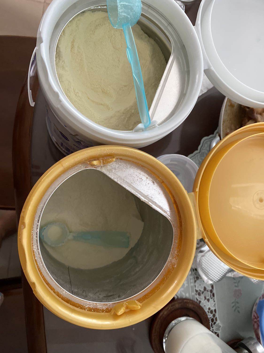 Lần thứ 2 mua sữa enfamil và cũng nhận được sản phẩm bị móp méo. Không biết là do khâu vận chuyển từ tiki đến mình hay đã bị móp trước đó. Hạt sữa vàng hơn loại enfamil màu vàng. Còn vị thì béo béo nhạt thanh.