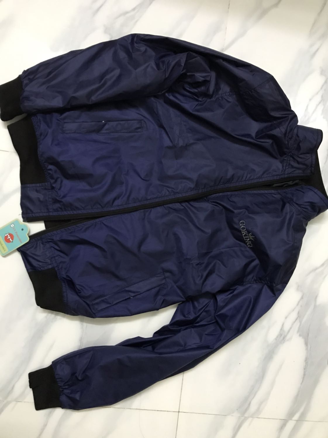 Hàng đẹp, đường may chắc chắn. Áo không quá ôm, nên ai thích mặc rộng cũng không nên nâng size.