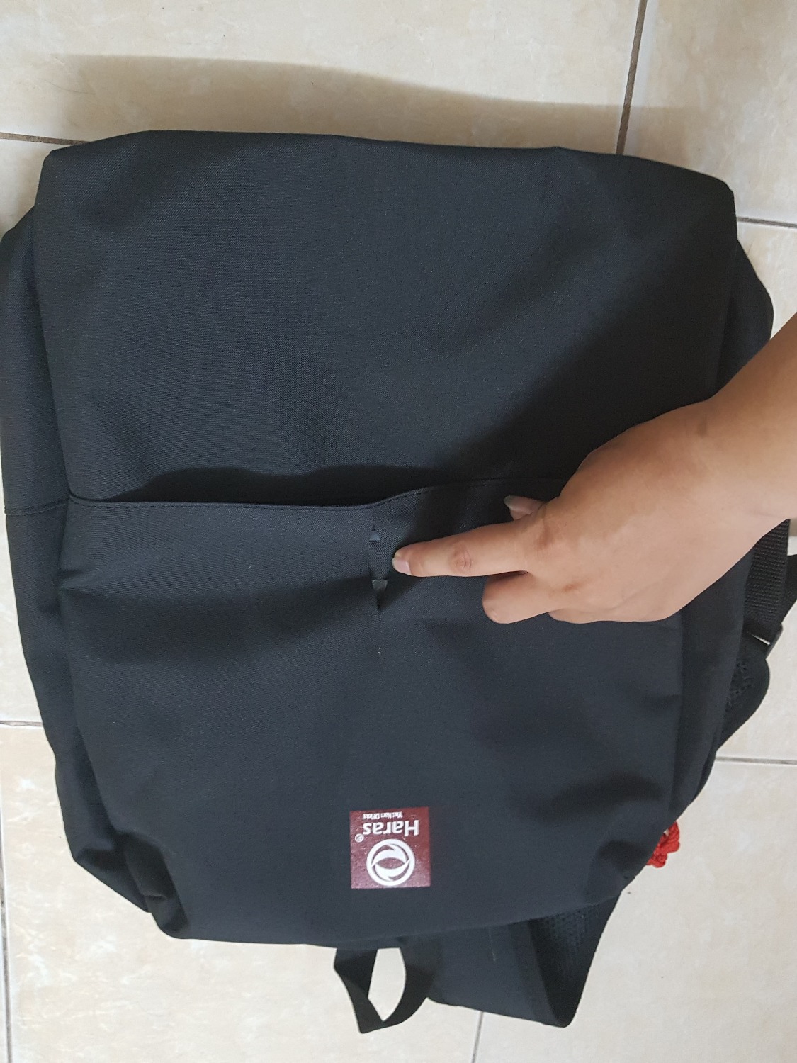 Vừa nhận hàng. Không hài lòng lắm vì balo bị rách 1 đường ngoài không biết do shop hay do quá trình vận chuyển