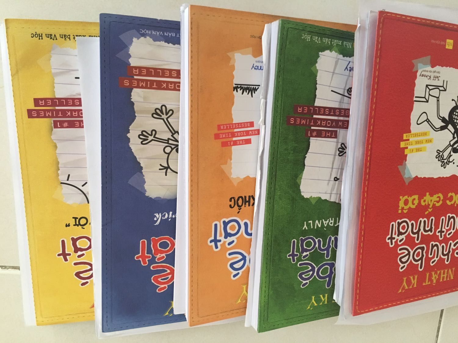 Nội dung sách rất hay, con mình rất thích. Tuy nhiên cả bộ sách hầu như cuốn nào cũng bị long gáy, giấy rớt ra tùm lum, y chang sách giả ấy.