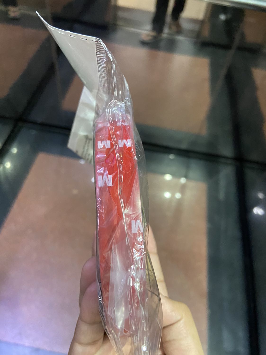 1 Giao hàng nhanh 

2 Nhưng băng keo dán không dính lắm, không chắc như băng keo 3m đã từng mua. 

3. Trên cuộn cũng không có chữ 3m. Đây có phải hàng chính hãng ko?