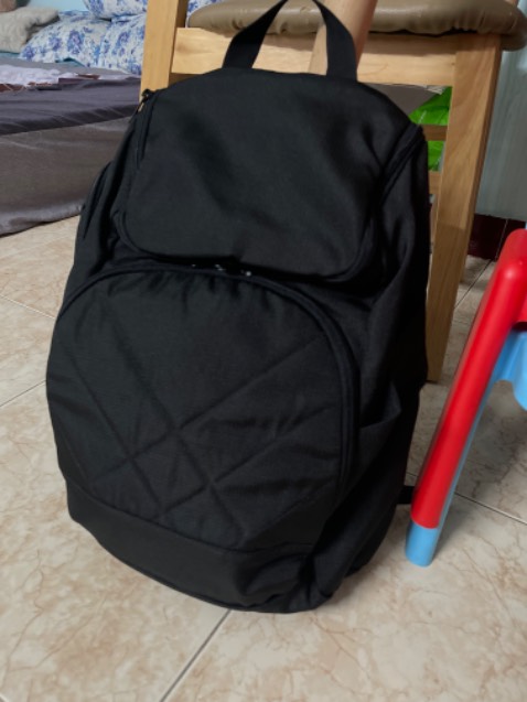 Mình ưng ý với balo này ghê, mặc dù chất vải ko quá xịn nhưng với giá tiền thì chất liệu balo cũng tốt, đặc biệt các ngăn bên trong được thiết kế chứa đồ rất hợp lí. 
Tiki giao hàng nhanh, tội anh shiper gọi 3 lần cho mình mà mình bận con ko kịp nghe máy, gọi lại dù đang mưa tầm ta. mà anh ấy vẫn vui vẻ quay lại. 
Cảm ơn Tiki và nhà bán hàng nhé!