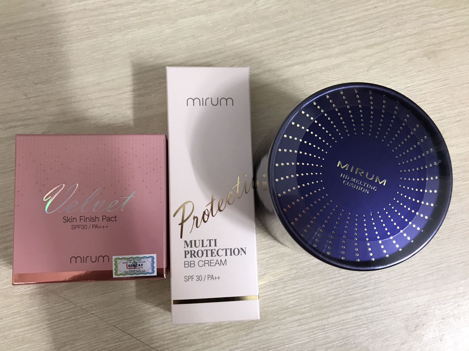 Minh mua luot 3 san pham trang điêm bên Mirum dùng thử. Quá thích, nâng tông tự nhiên trắng hồng, da mềm mượt căng k bêt mà lì nữa. Cho shop 5 sao nhé