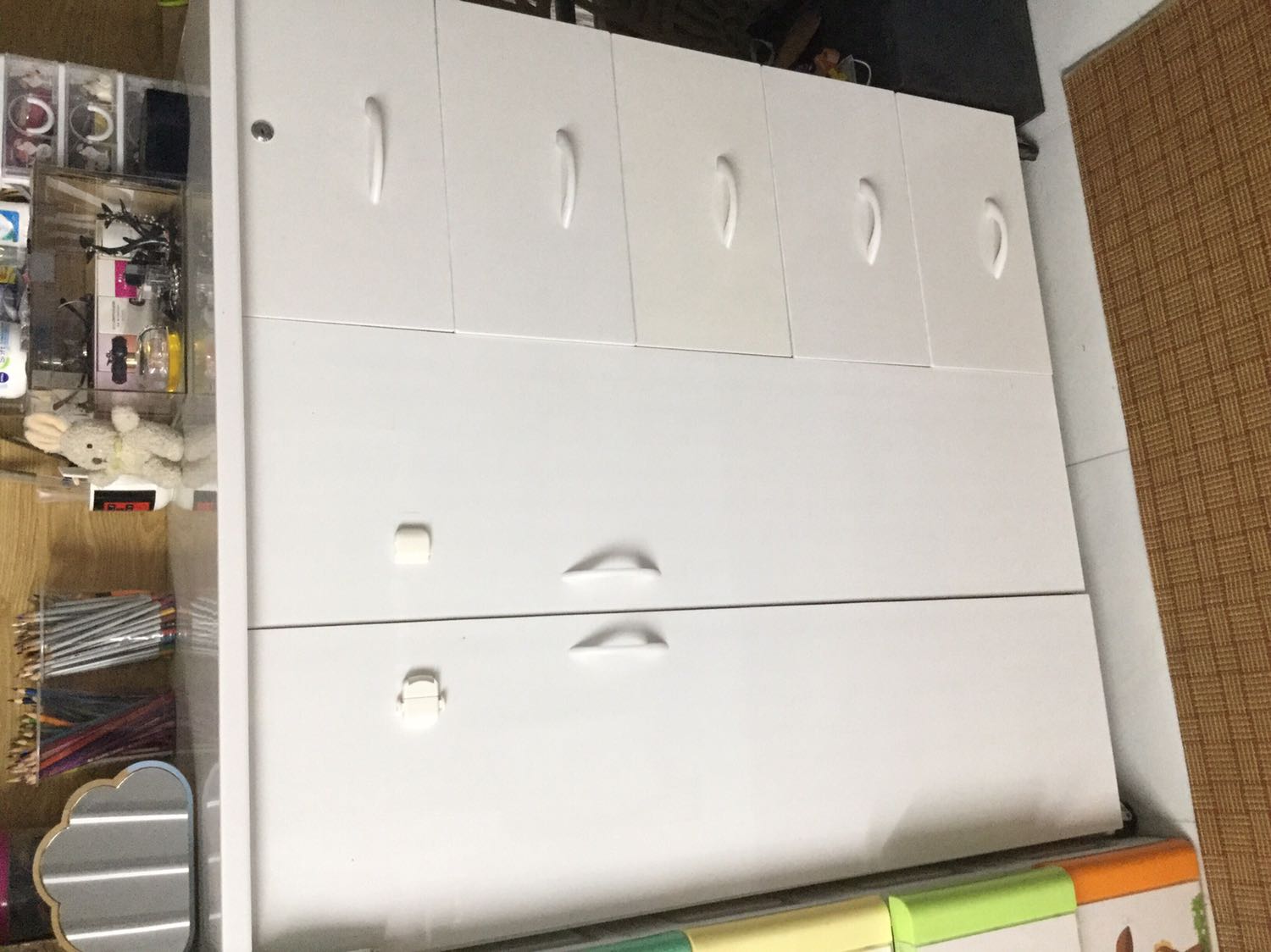 Tủ nhựa các hộc màu ko được đồng nhất, các hộc ko được khít lắm nhưng kéo nhẹ, thích hợp để đồ trẻ e, thanh treo chắc chắn treo nhiều đồ mà ko bị cong. Tủ hôi nhựa rất nồng,hít mùi này nhiều ko tốt, tốt nhất nên lau dọn xong mở tủ  cho bay hết mùi rồi mới sd