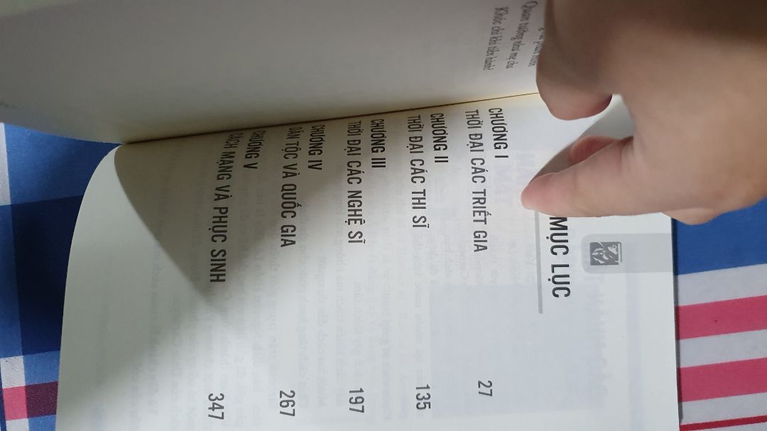 Lần này hàng giao chậm hơn dự kiến những 5 ngày nên mình chờ hơi lâu nhưng do dich bệnh nên mình cũng thông cảm! Sách phù hợp với giá tiền nên hơi cũ! còn về nội dung thì viết về nền văn minh TQ qua các triều đại như tên sách chứ không phải lịch sử TQ nha mọi người, cuối sách có một số bài thơ khá hay!